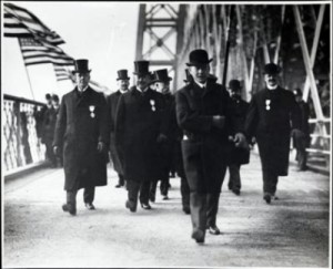 Seth Low crossing Mann Bridge, 1903, MCNY