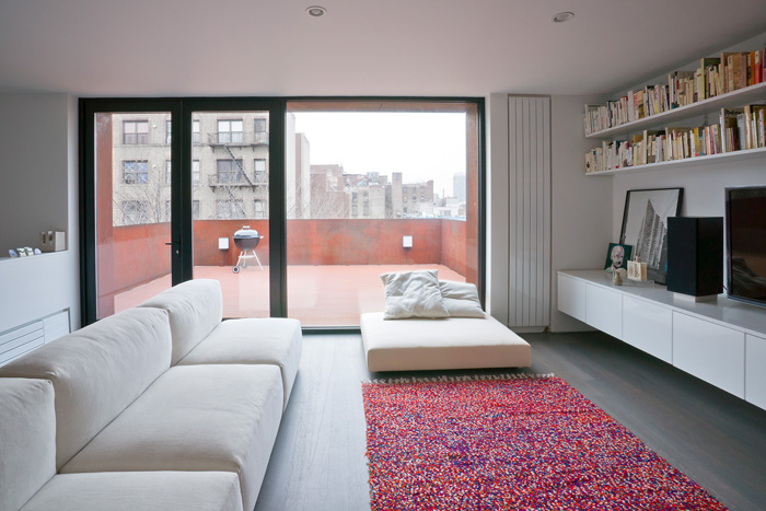 02_upper_living_room_looking_out_to_roof_deck_CarvedDuplex_SPACECUTTER