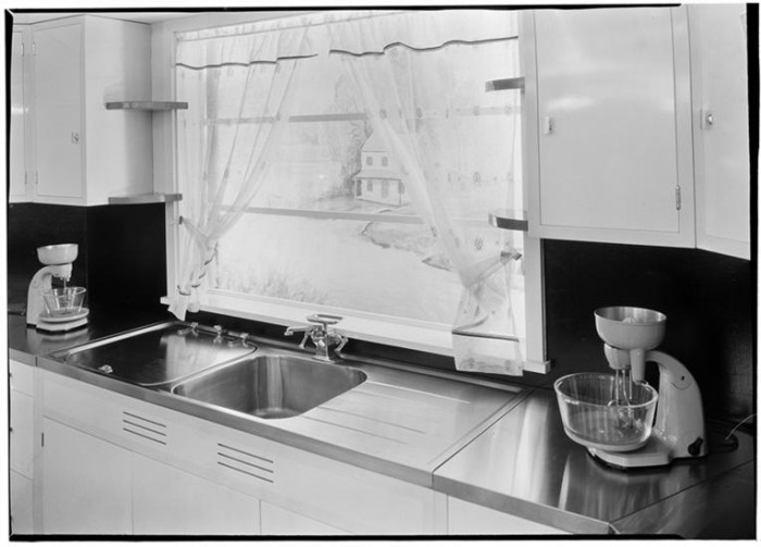 Showroom model kitchen on 4th and Pacific, GE mixers. 1934. Photo: Museum of the City of New York.
