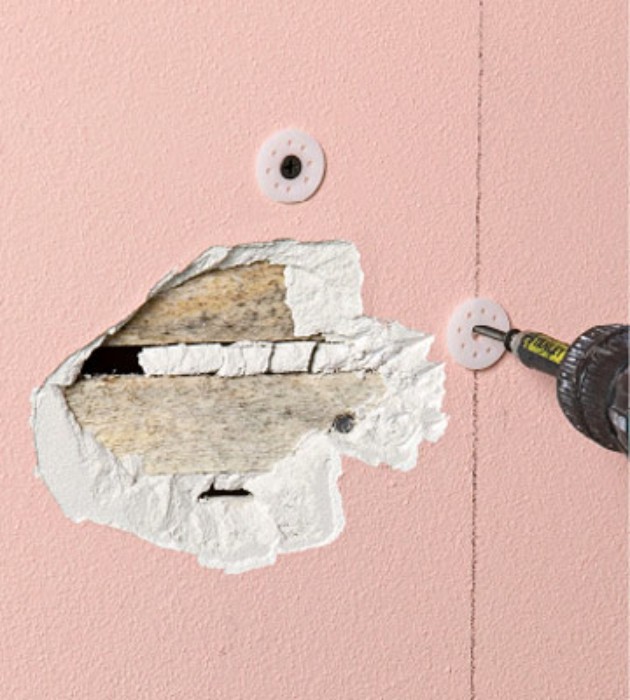 Plaster repair. Stabilizing the existing plaster around the hole. Photo: diyadvice.com