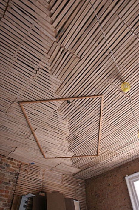 The diagonal joins of the lath on this large ceiling assure good keys. Photo: finehombuilding.com