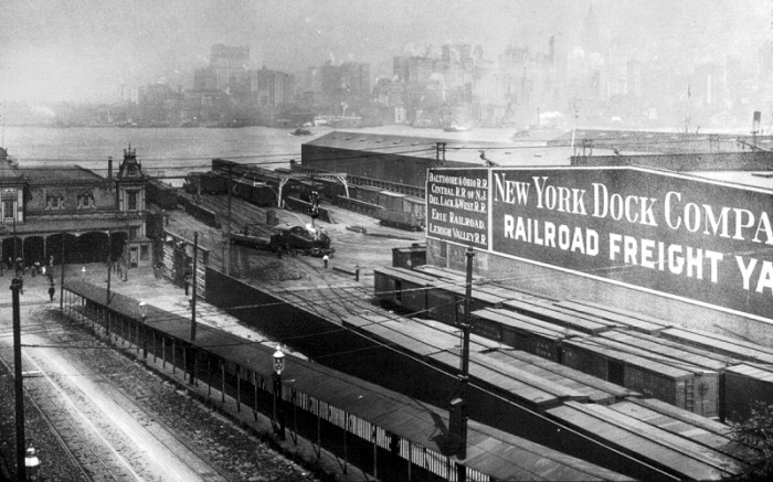 Fulton Terminal, with the Wall St. Ferry on the left. 1915. Photo: trainweb.com