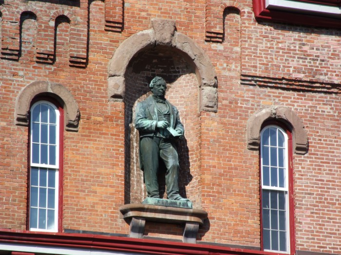 Statue of Robert Garner, mill owner. Mill No. 3. Photo: S.Spellen