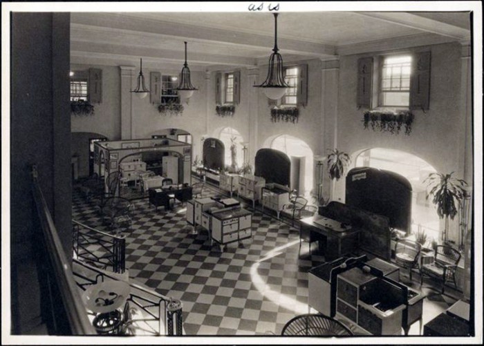 Showroom. 1933 Photo: Museum of the City of New York