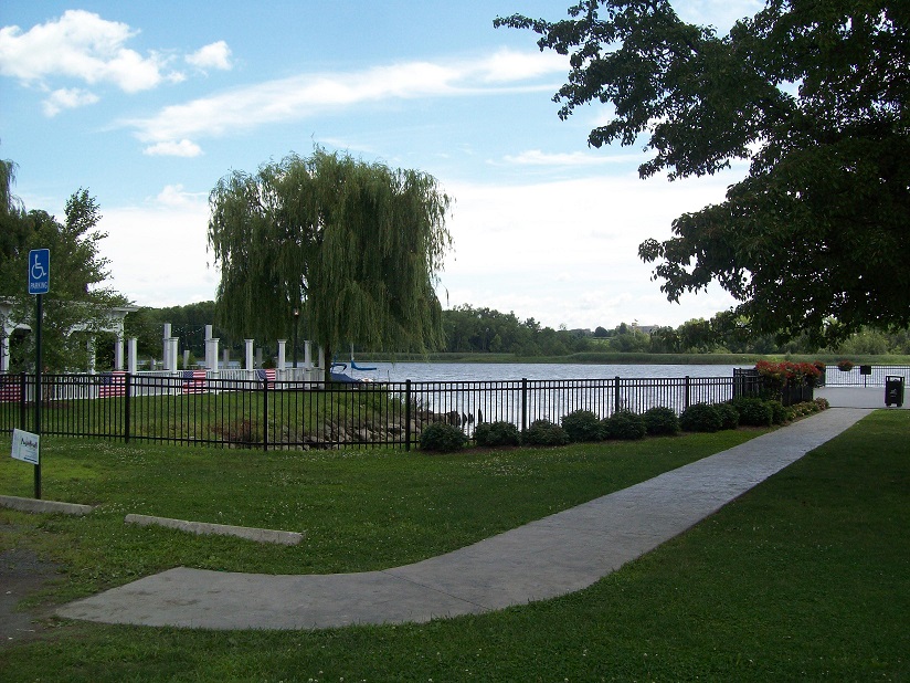 Stewart House patio dining on the Hudson River