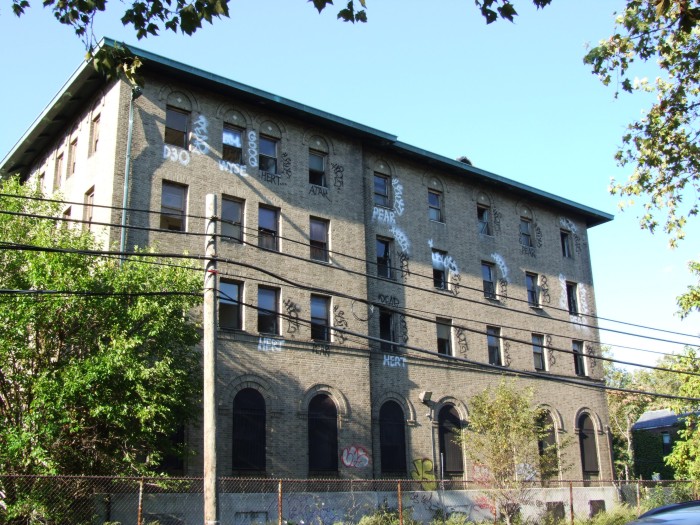 Abandoned nurses' quarters. Photo: S. Spellen