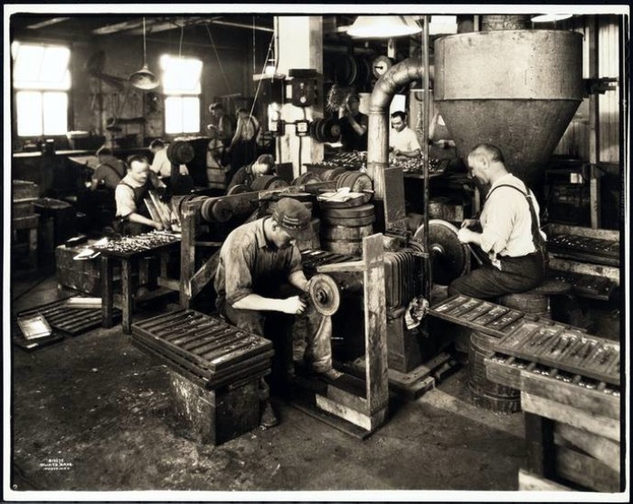 1931 Photo: Museum of the City of New York. Weck factory.