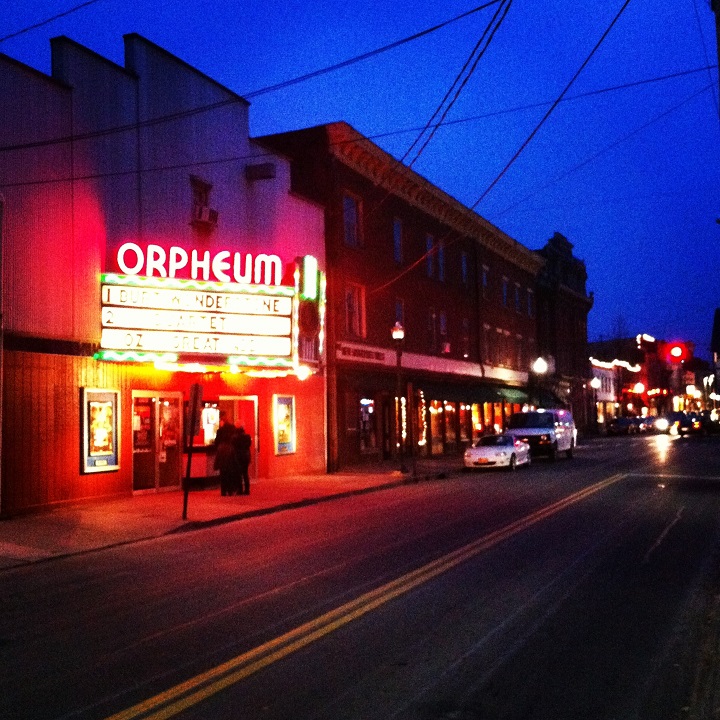 saugerties orpheum theater at night
