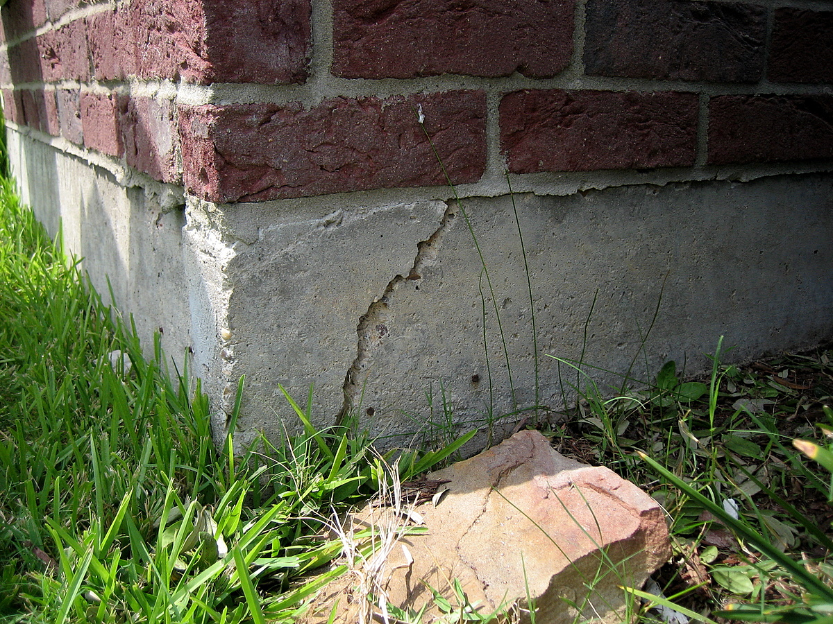 home-inspection-tips-crack-foundation