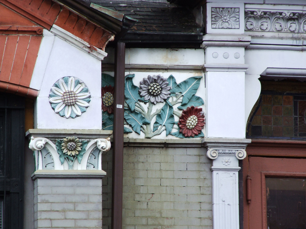 Queen Anne ornament on Lafayette Ave, Bed Stuy. Photo by Suzanne Spellen