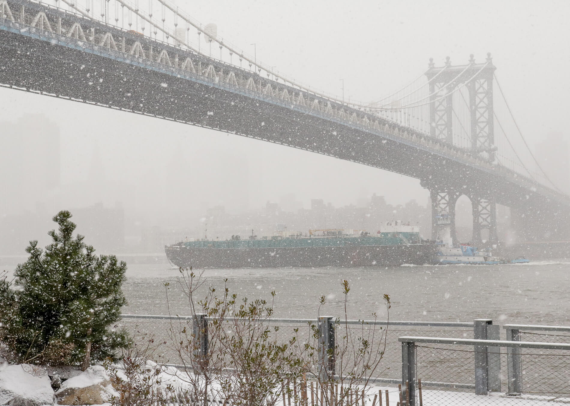manhattan bridge snow dumbo