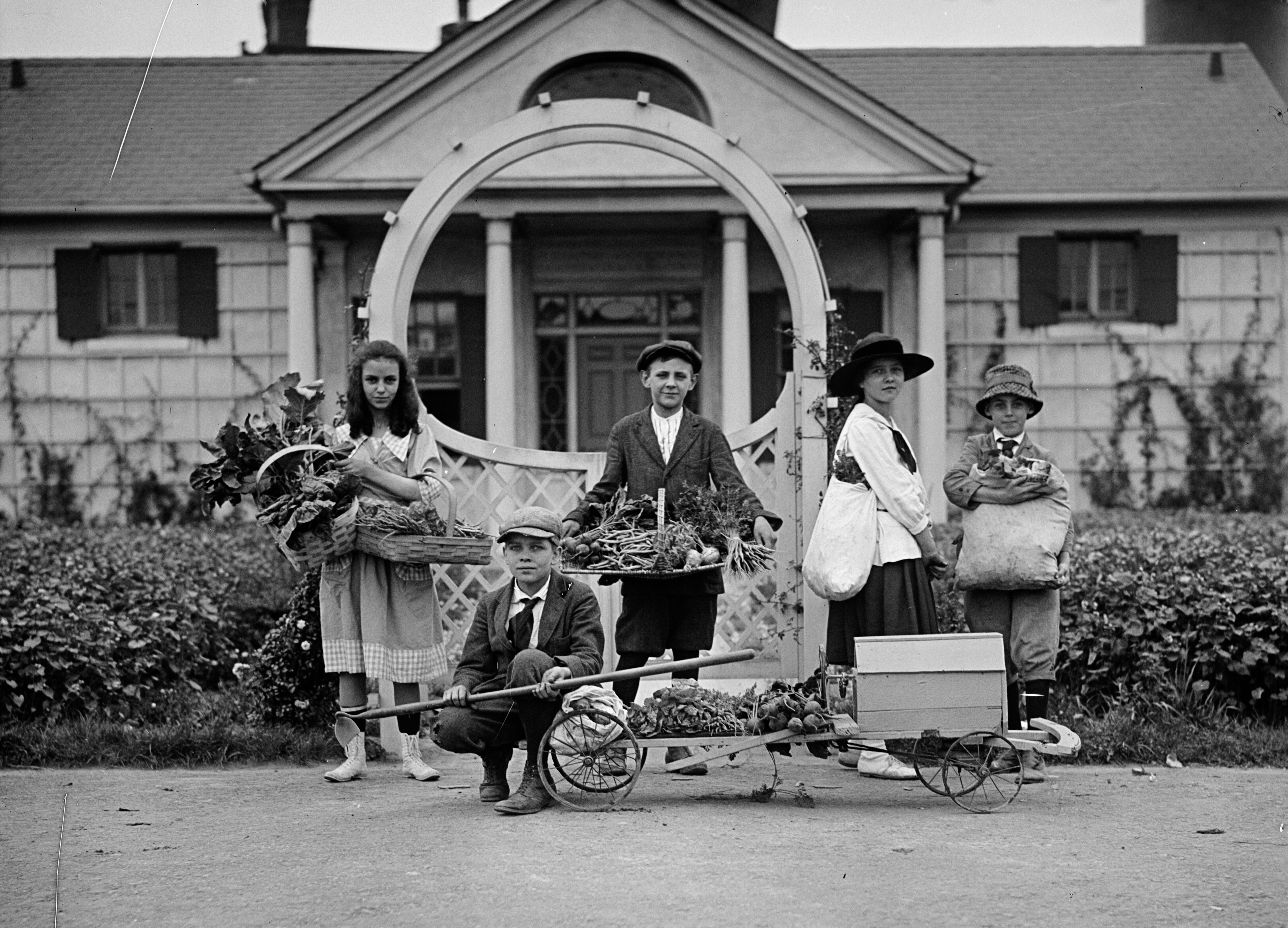 children at brooklyn botanic garden in 1918