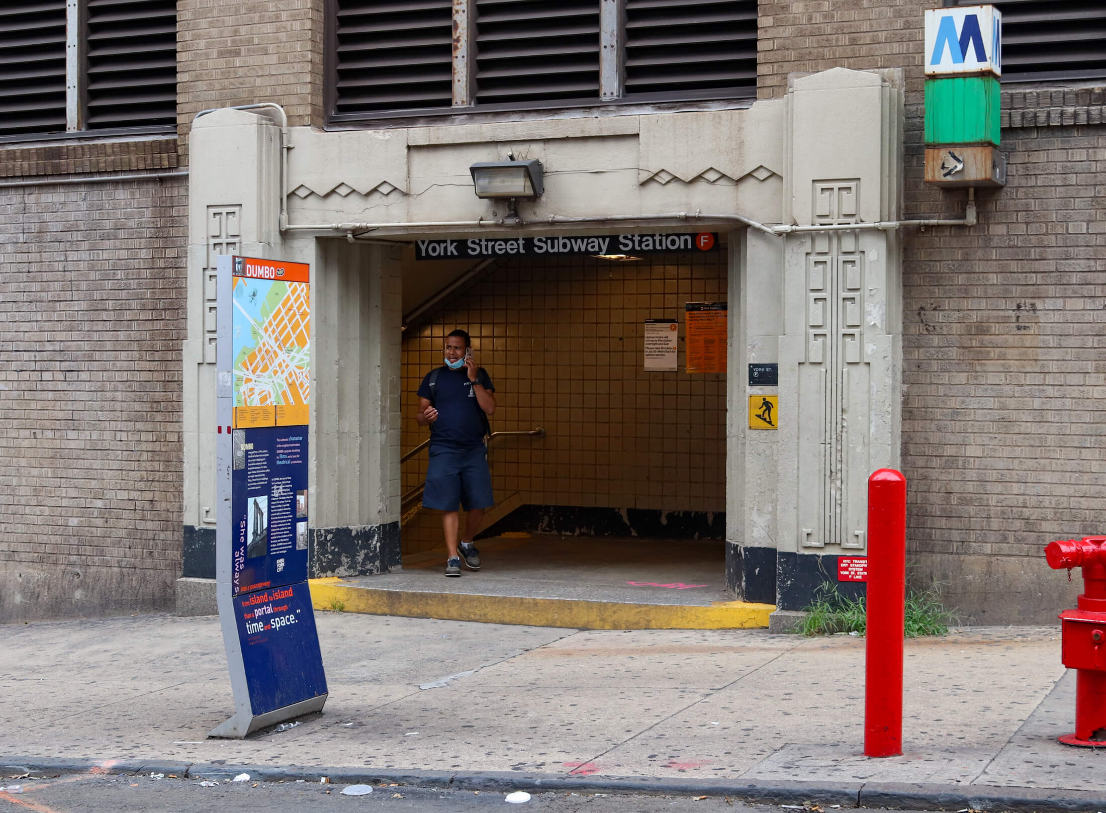 entrance to york street station subway