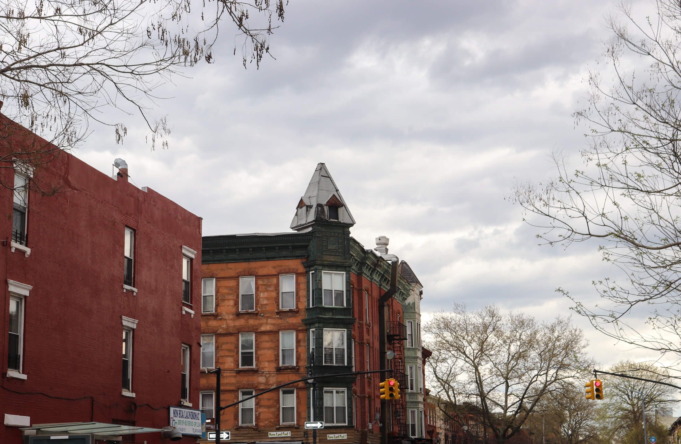 streetscape in bed stuy brooklyn