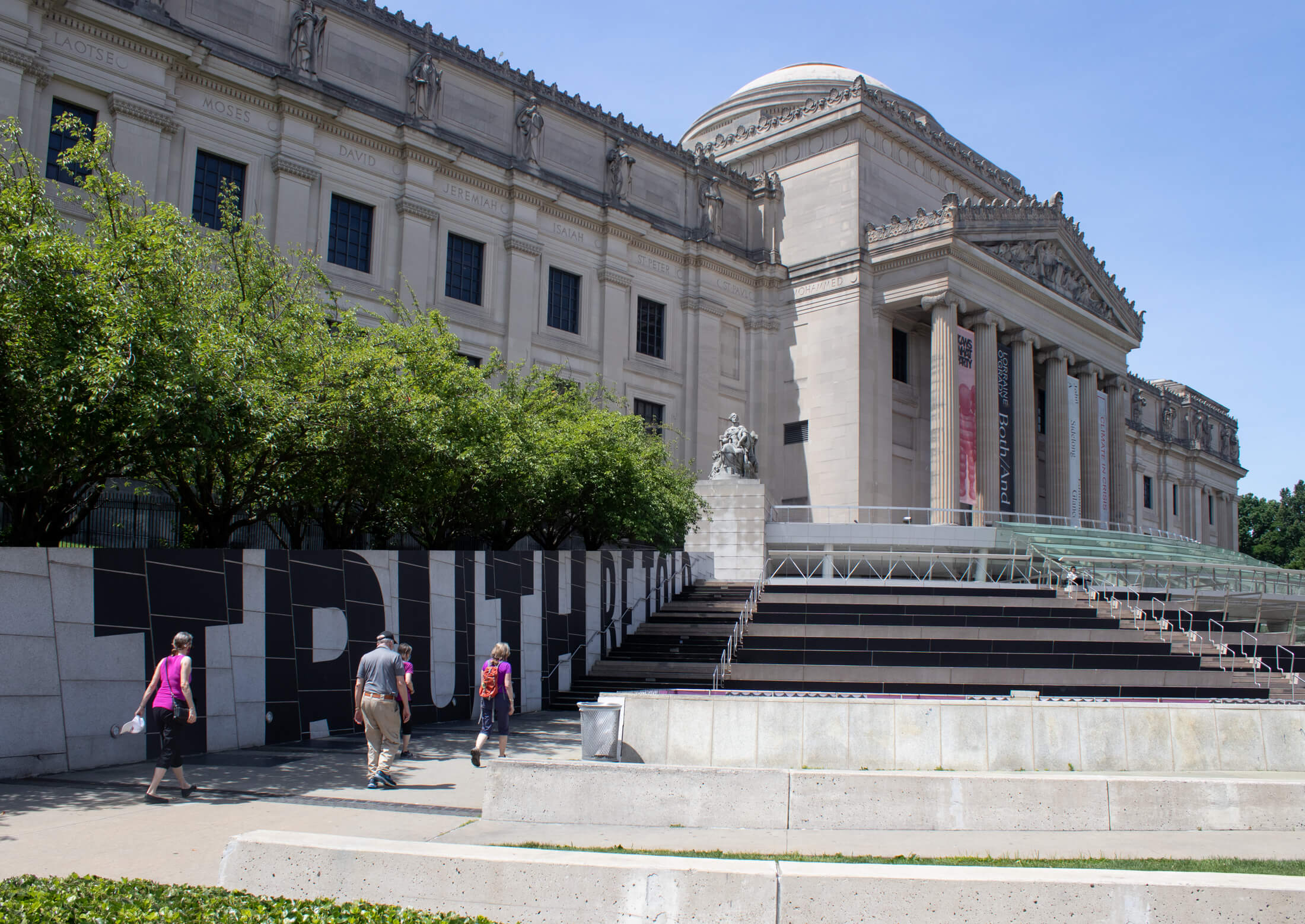 exterior of brooklyn museum
