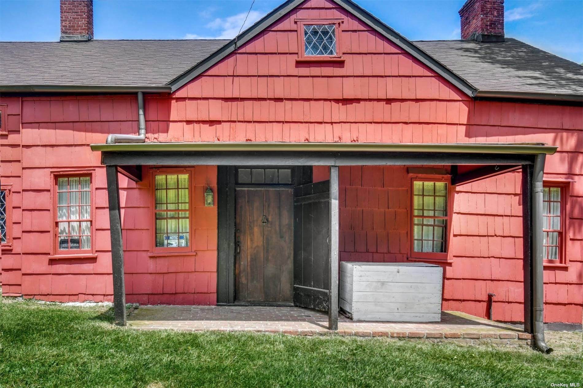 exterior of the chichester inn 107 chichester road in huntington long island