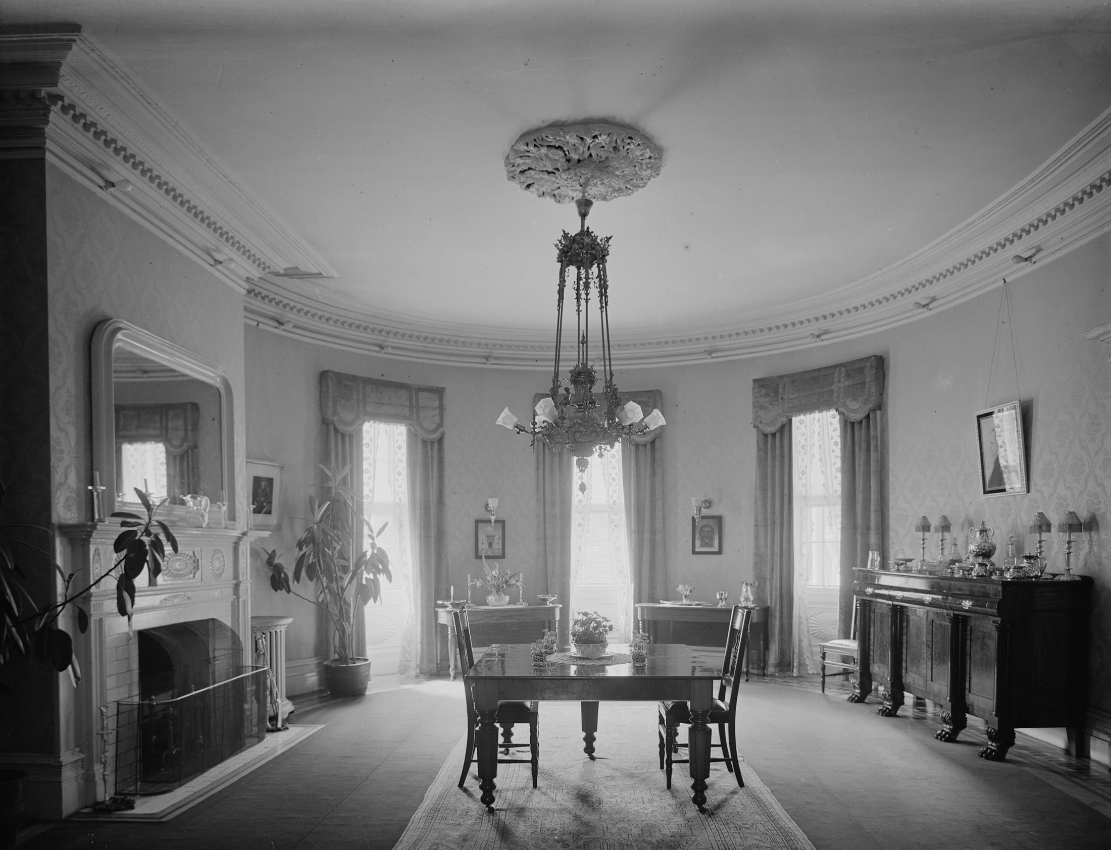 An elaborate foliate medallion anchors a chandelier in a 1914 photograph of the dining room in the circa 1806 Commandant’s House in Vinegar Hill