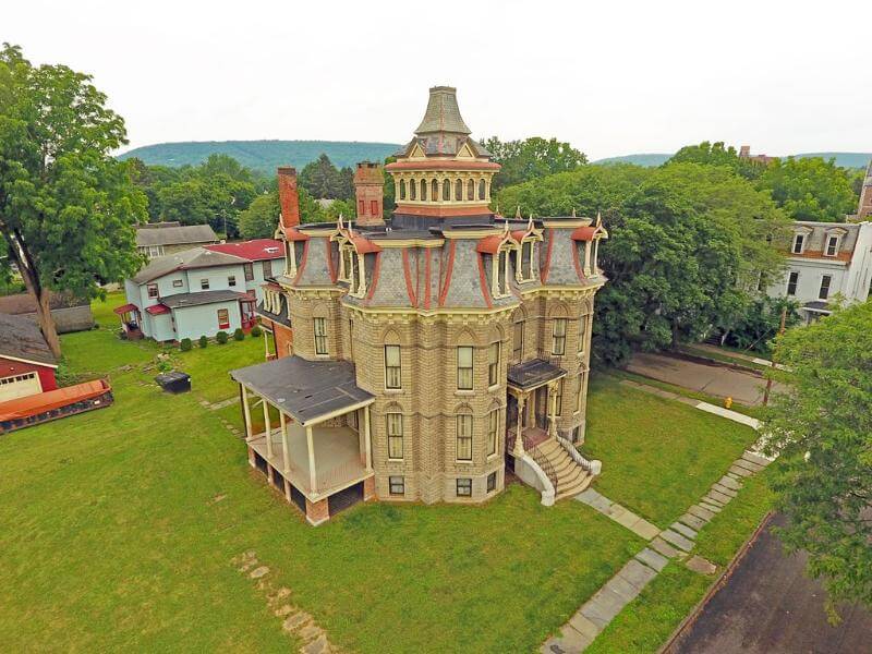 exterior of 615 columbia street elmira