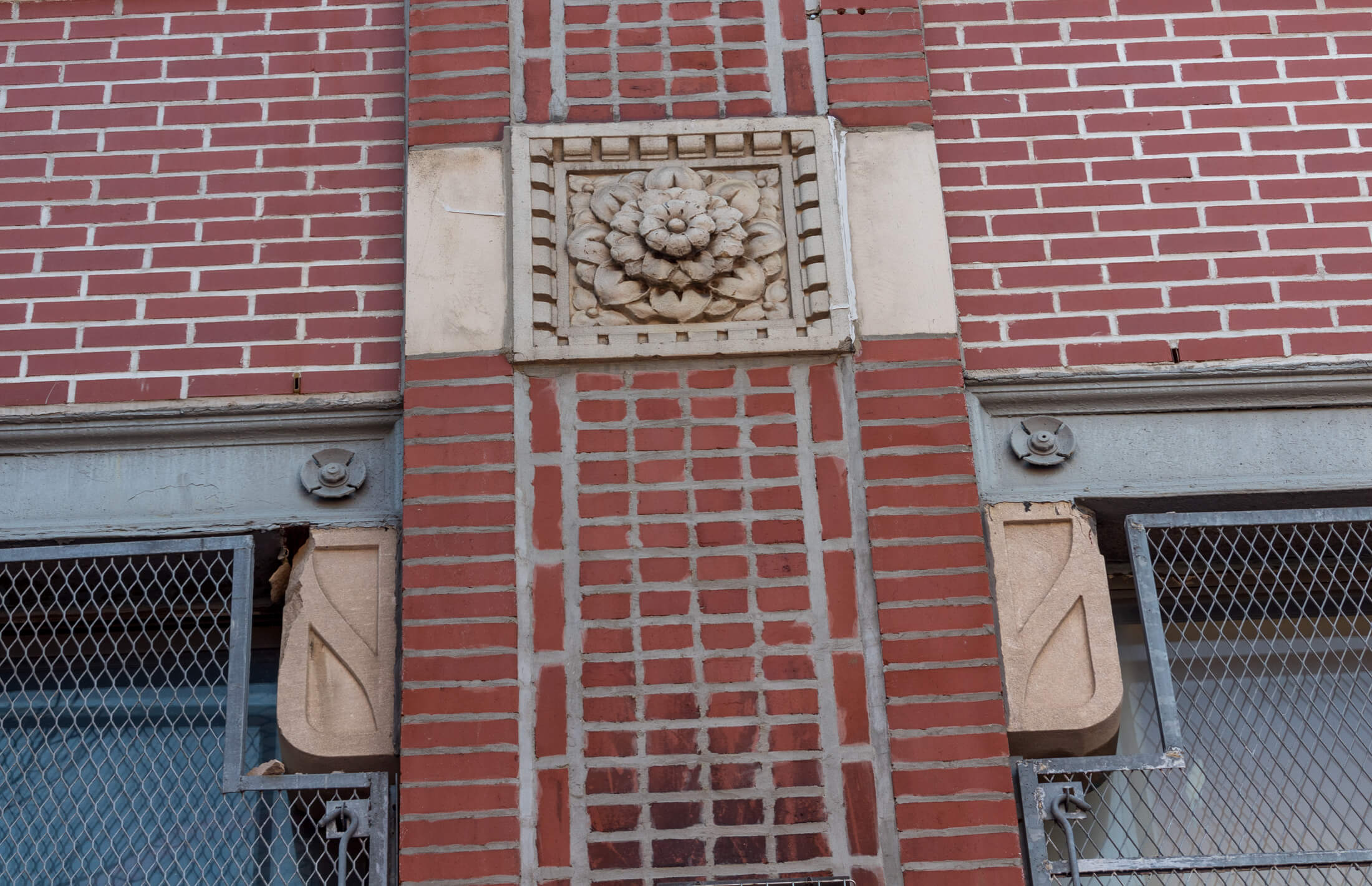 detail on 402 eastern parkway in crown heights