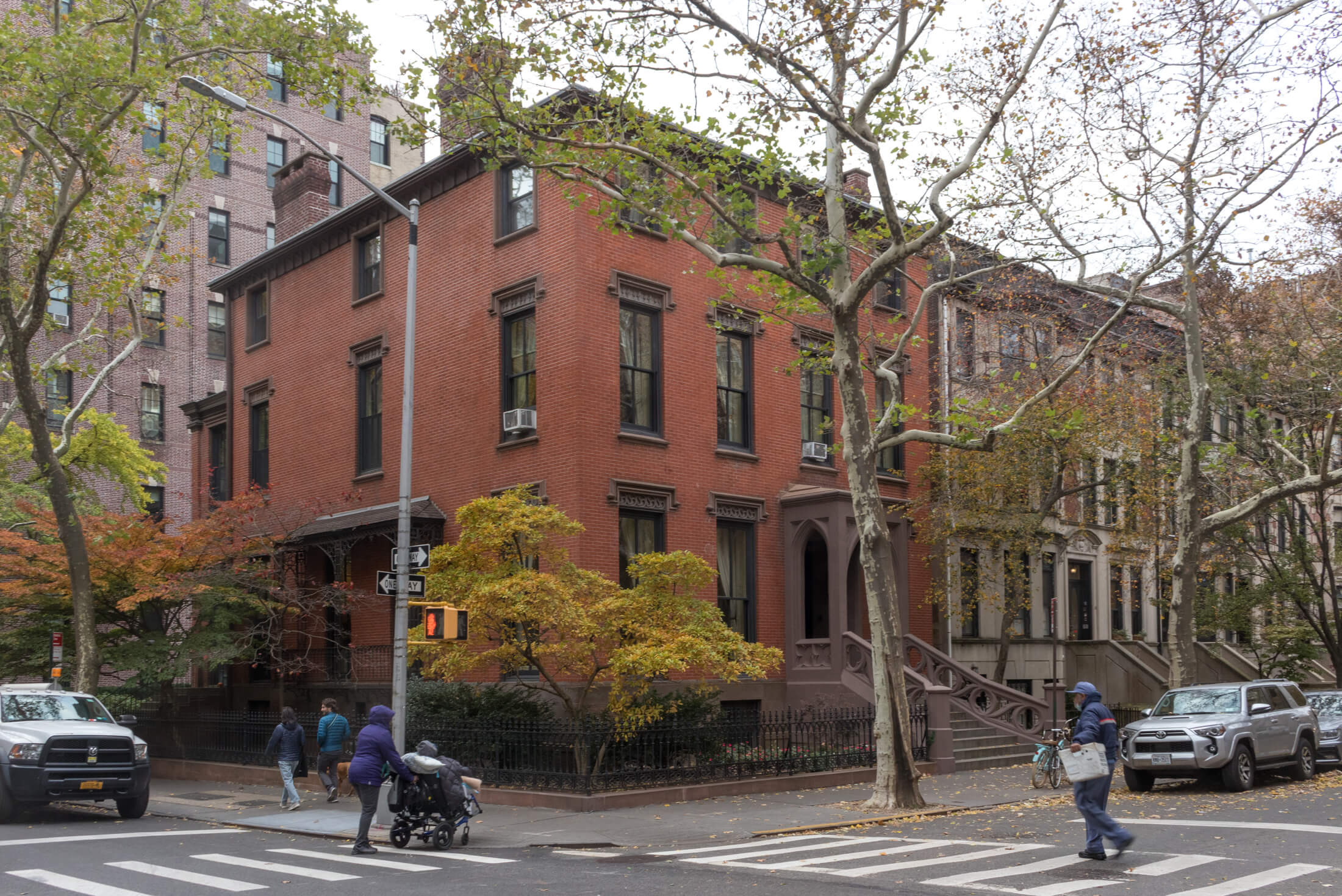 fall street scene in brooklyn heights