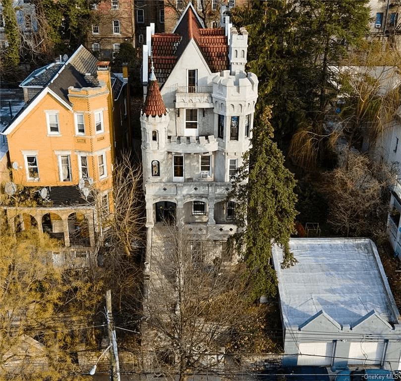 exterior of 2744 kingsbridge terrace