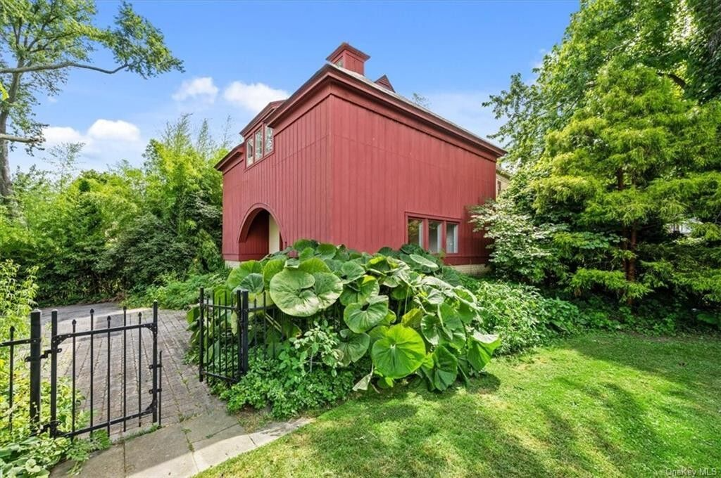 exterior of cottage at 225 montgomery street