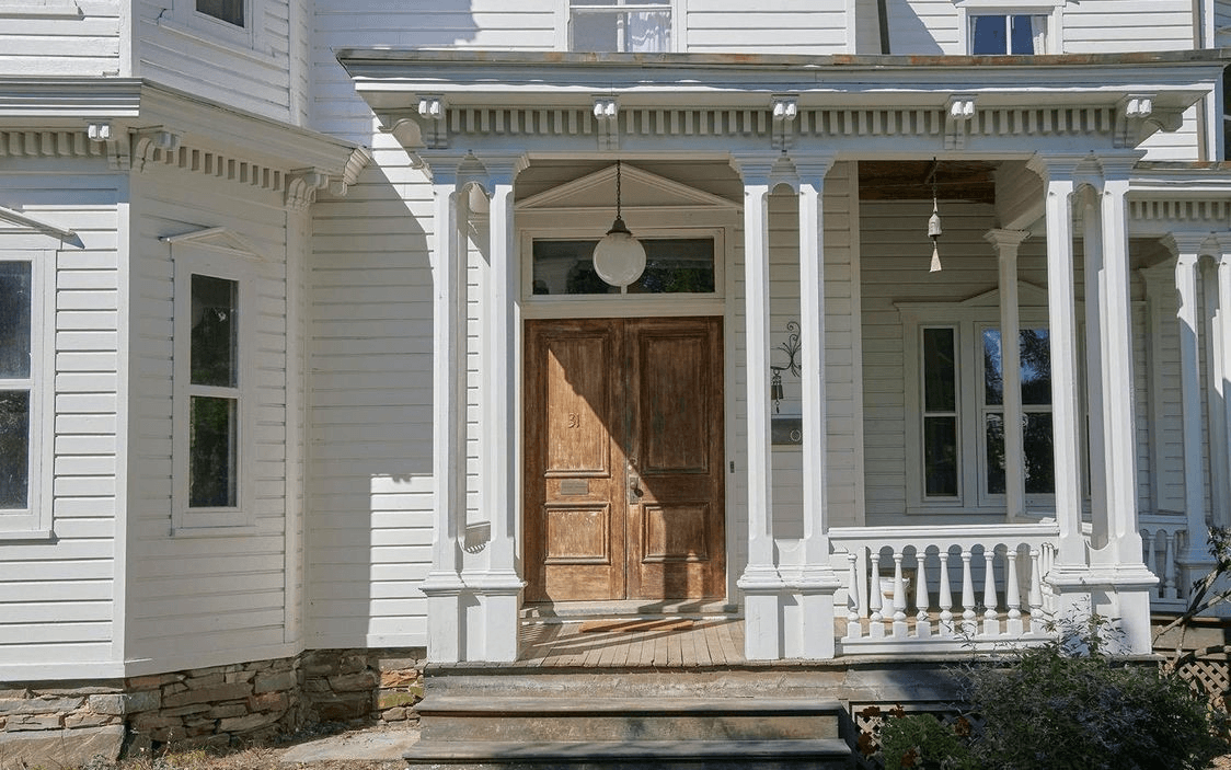 entry to 31 chestnut street in rhinebeck