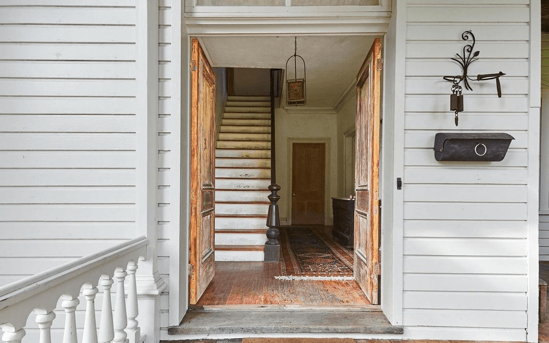 entry to 31 chestnut street in rhinebeck