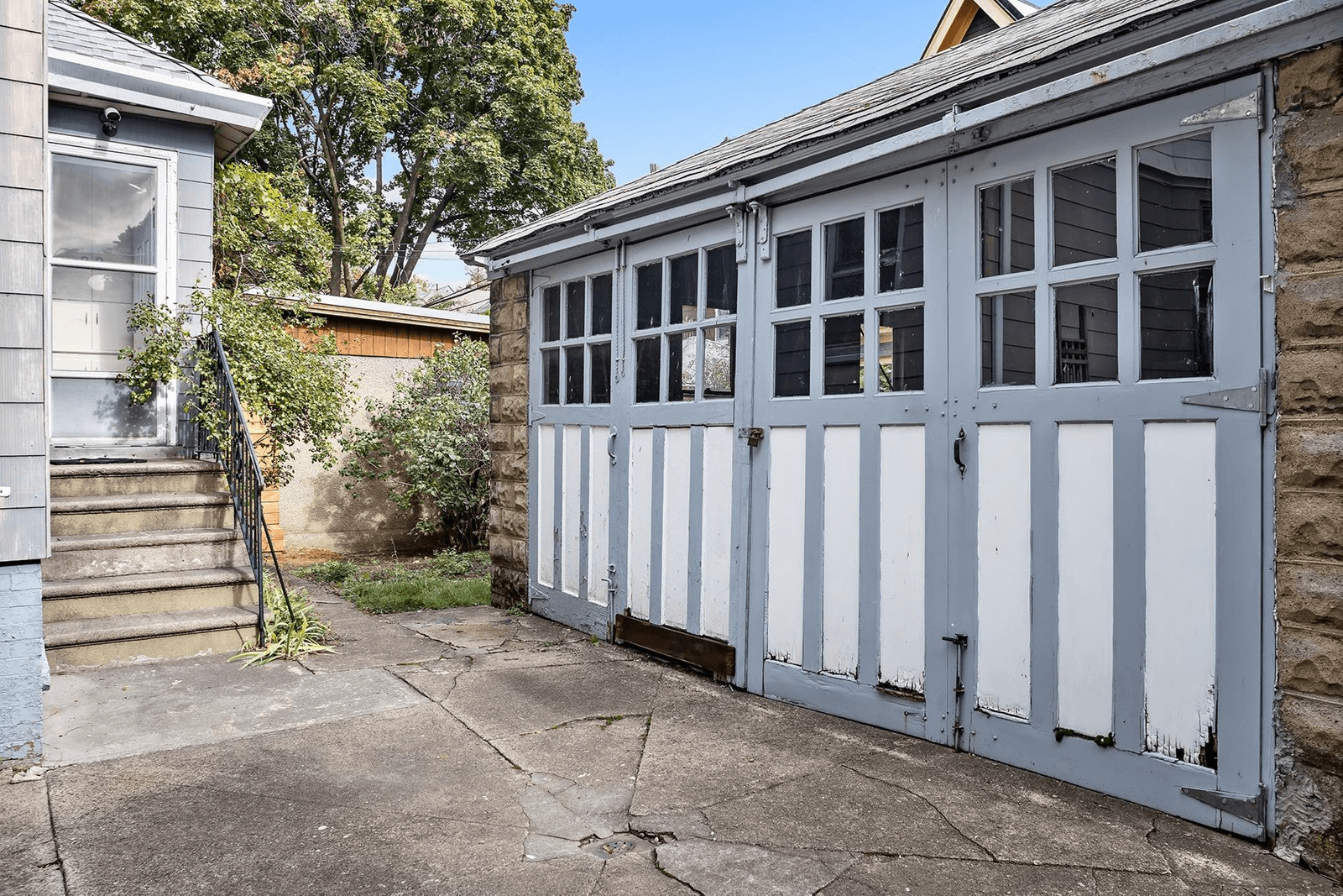 garage at 769 argyle road