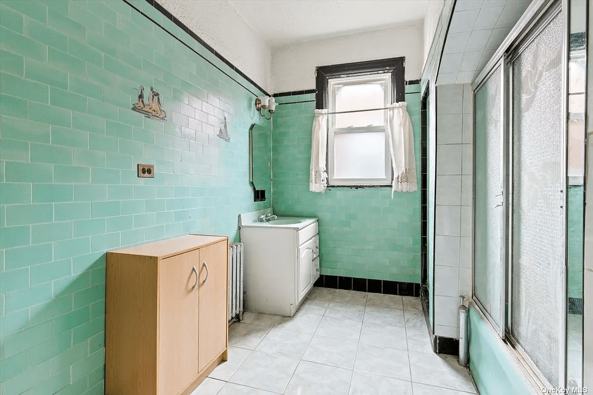 bathroom of 1420 east 46th street