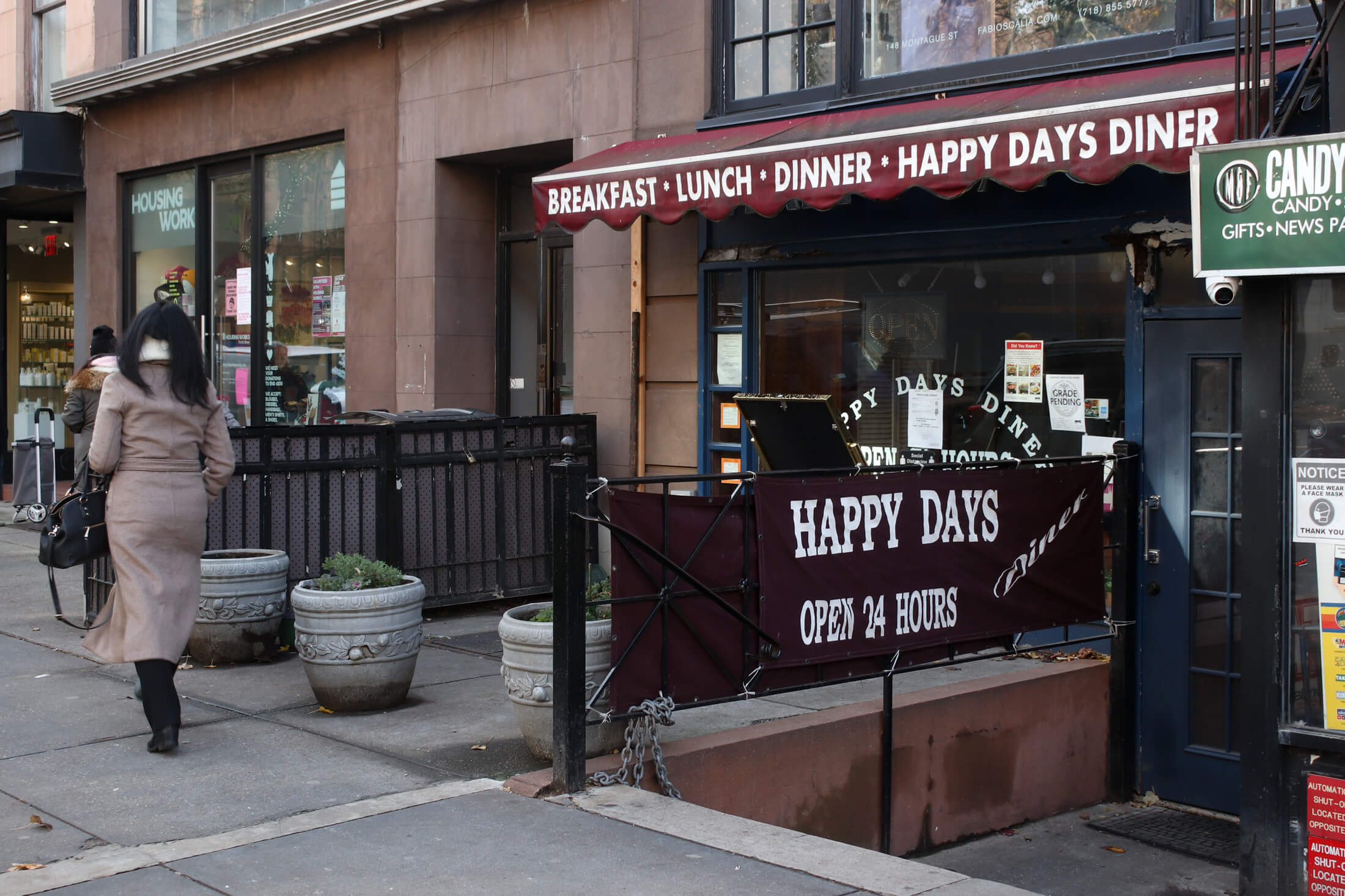 exterior of happy days diner at 148 montague street