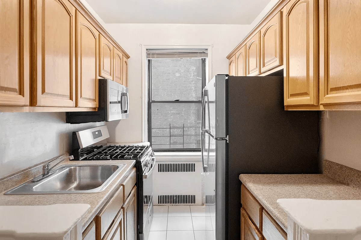 kitchen of unit 3J in 125 hawthorne street