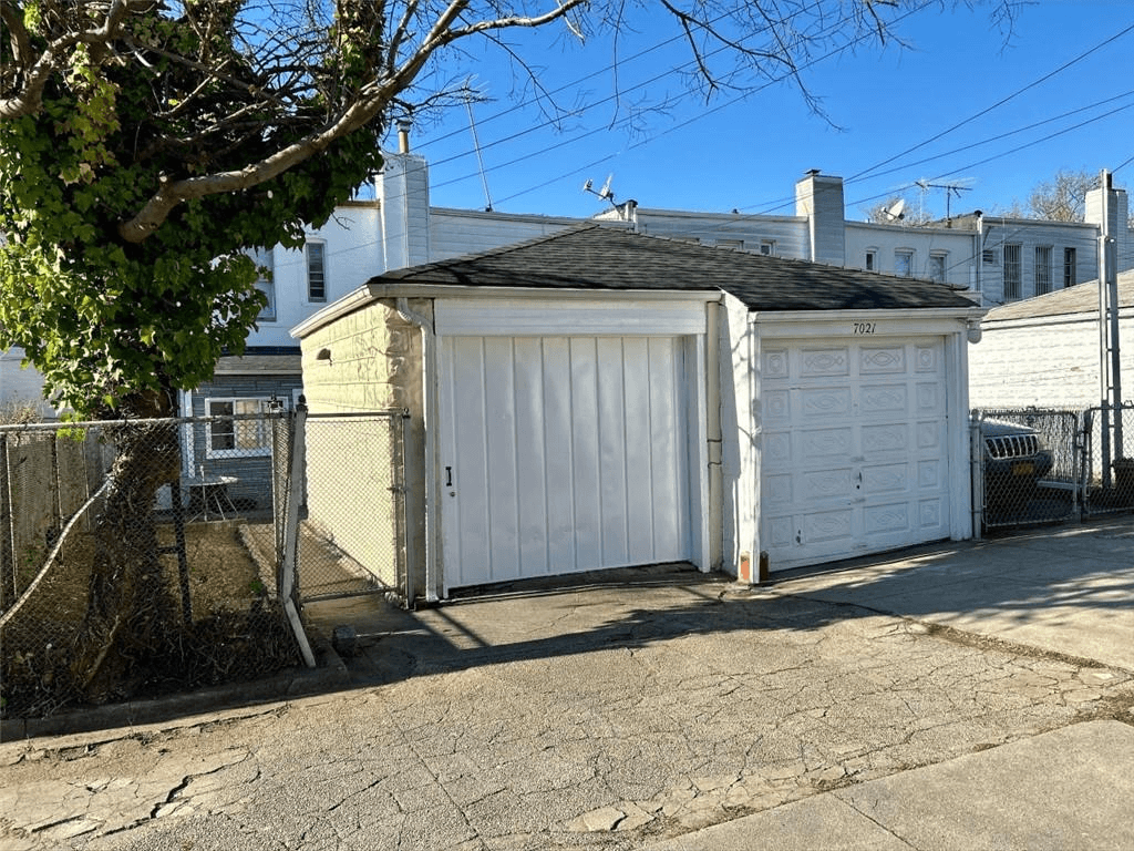 garage at 7023 ridge crest terrace