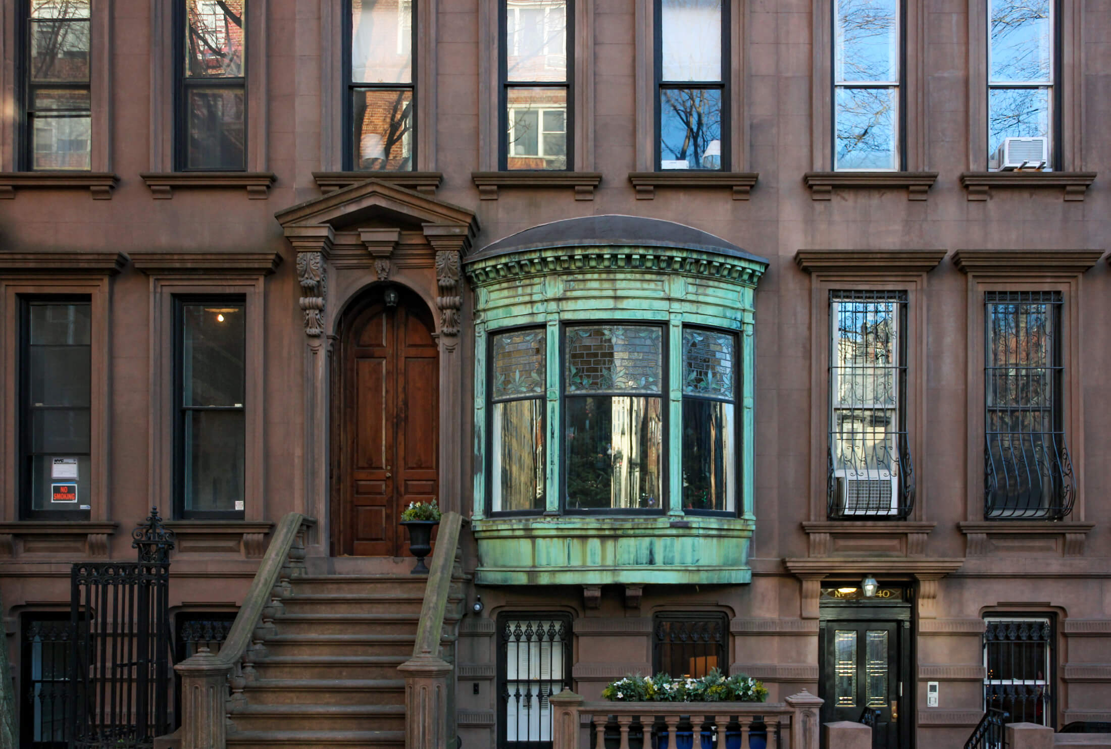 oriel window on grace court in brooklyn heights