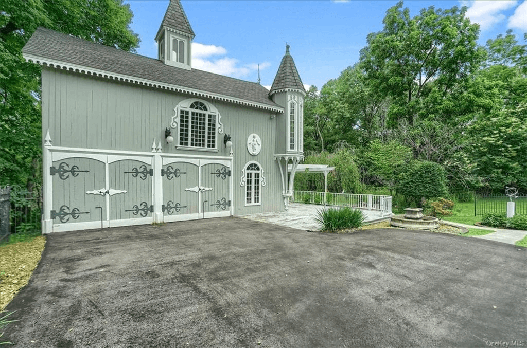 carriage house on the grounds of 313 main street