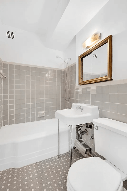 bath of apt 610 at 34 plaza street east