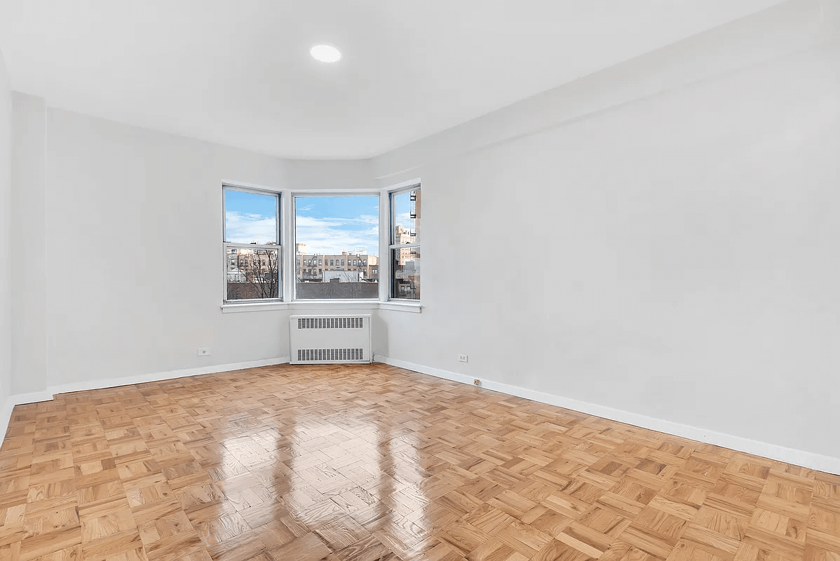 bed of apt 610 at 34 plaza street east