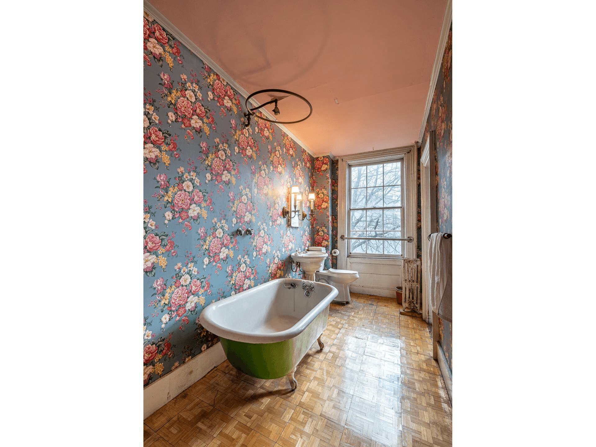 bathroom with clawfoot tub