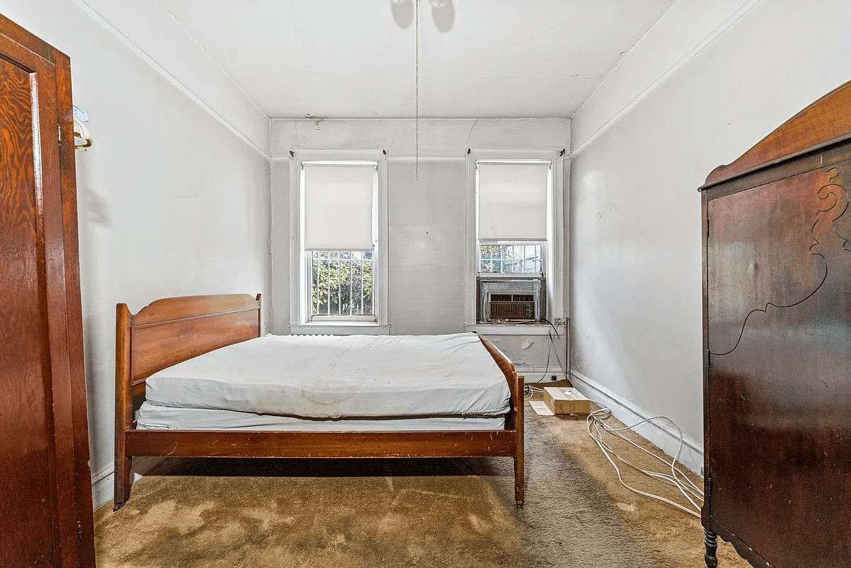 bedroom with carpet