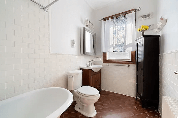 bathroom with claw foot tub