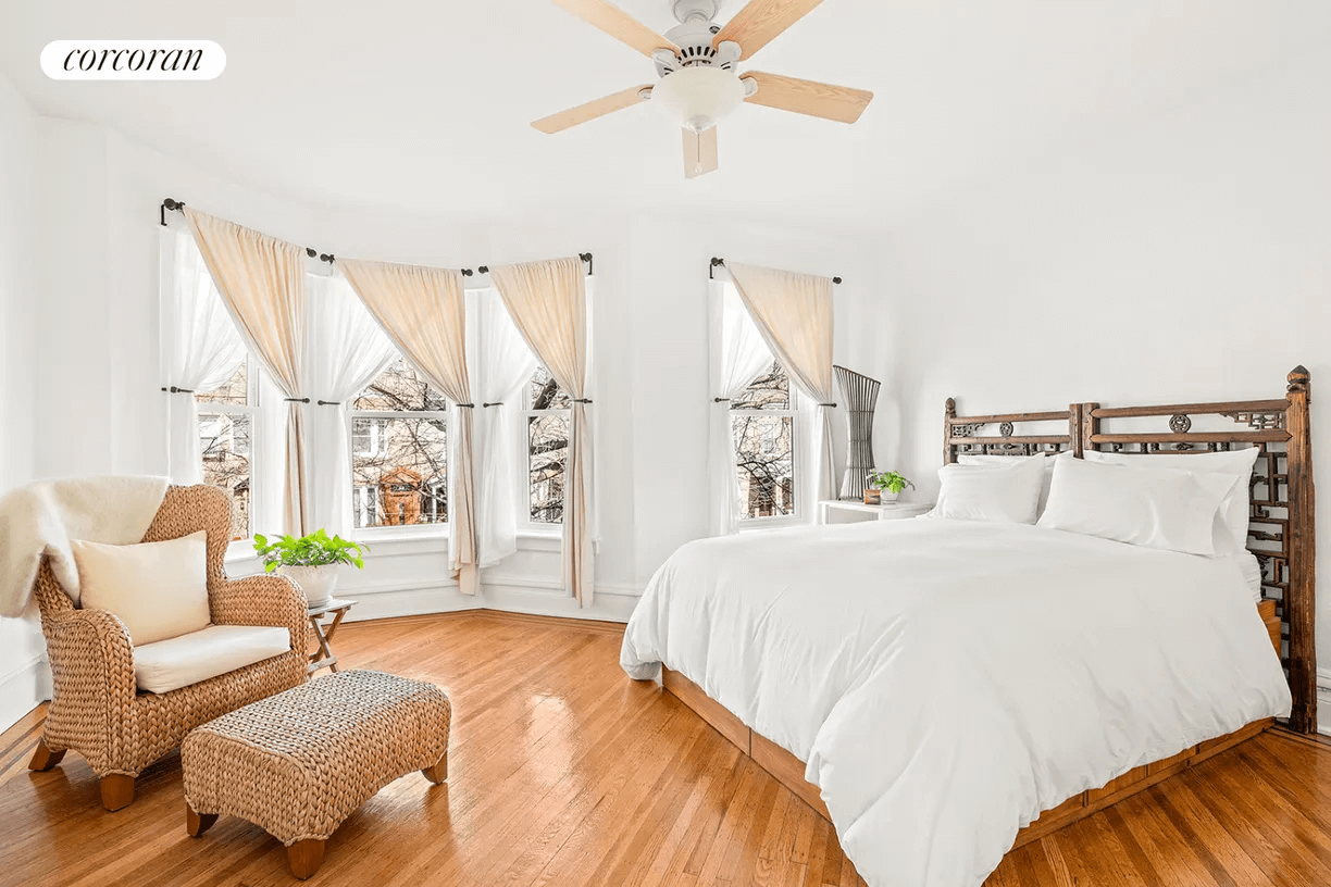 bedroom with ceiling fan