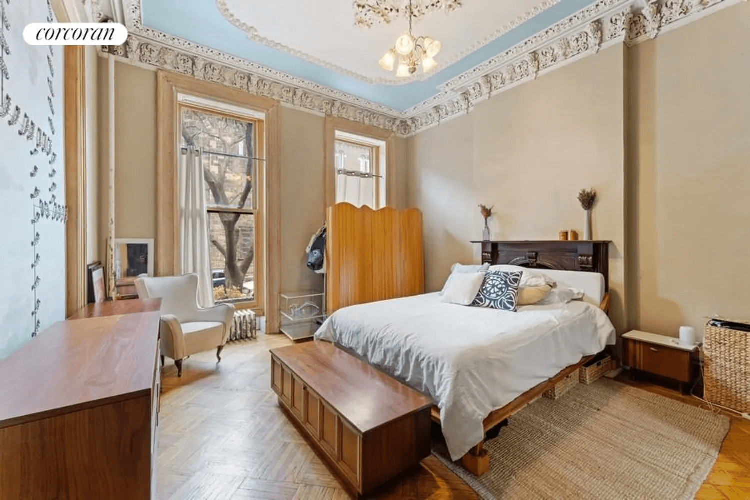 bedroom with plasterwork