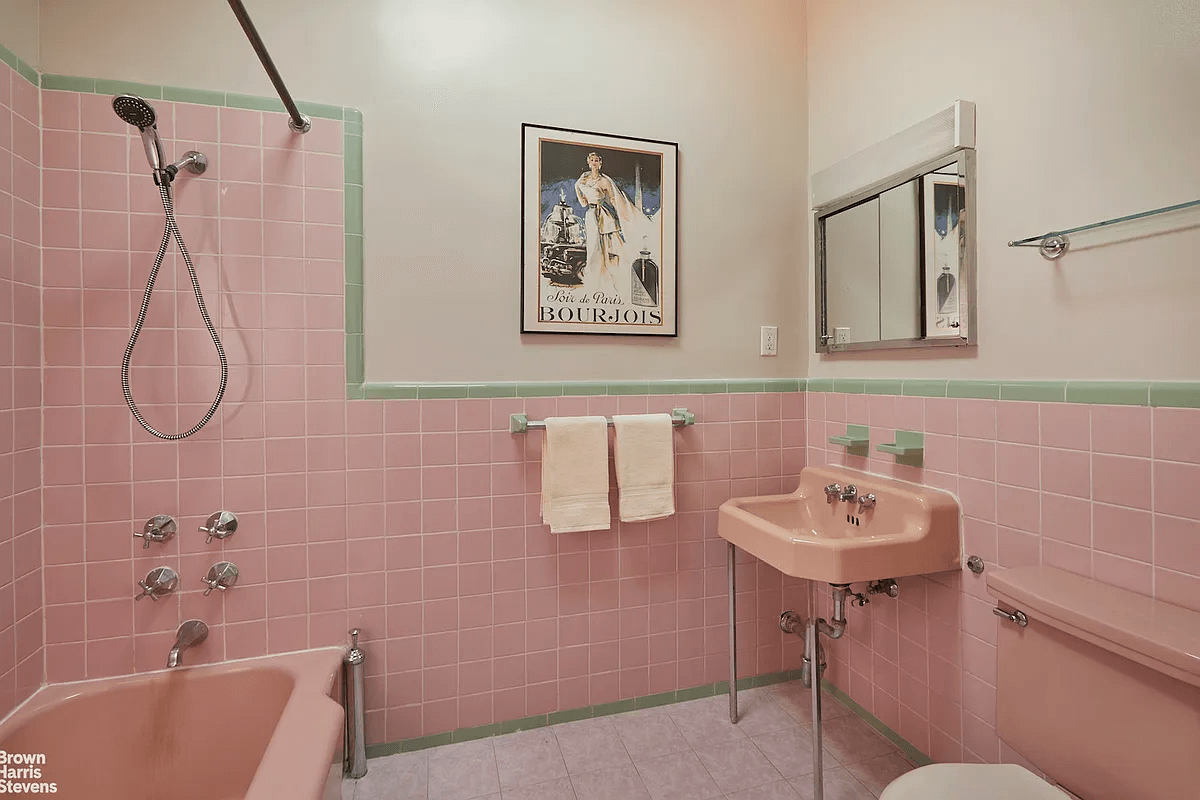 bathroom with pink wall tiles and green border tiles
