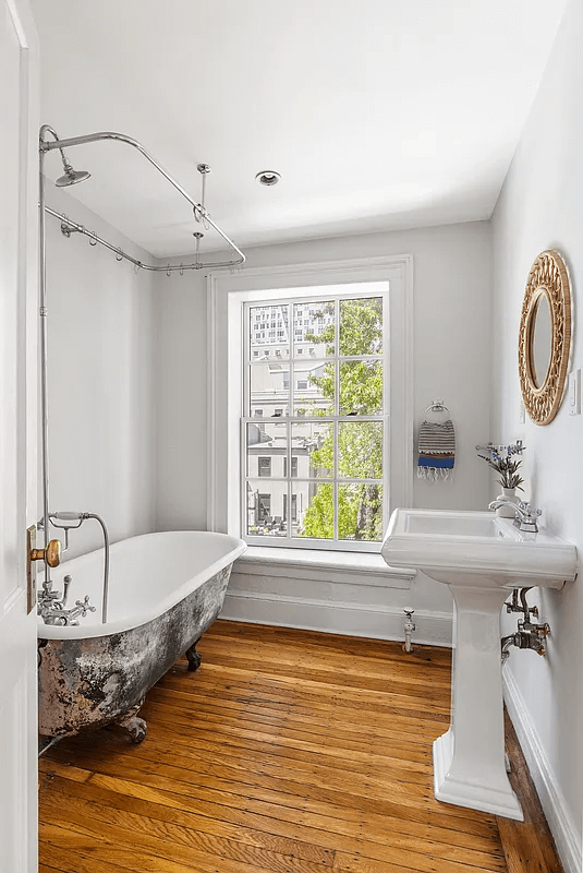 bathroom with claw foot tub