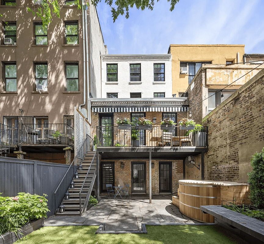 rear facade of the house with a metal deck