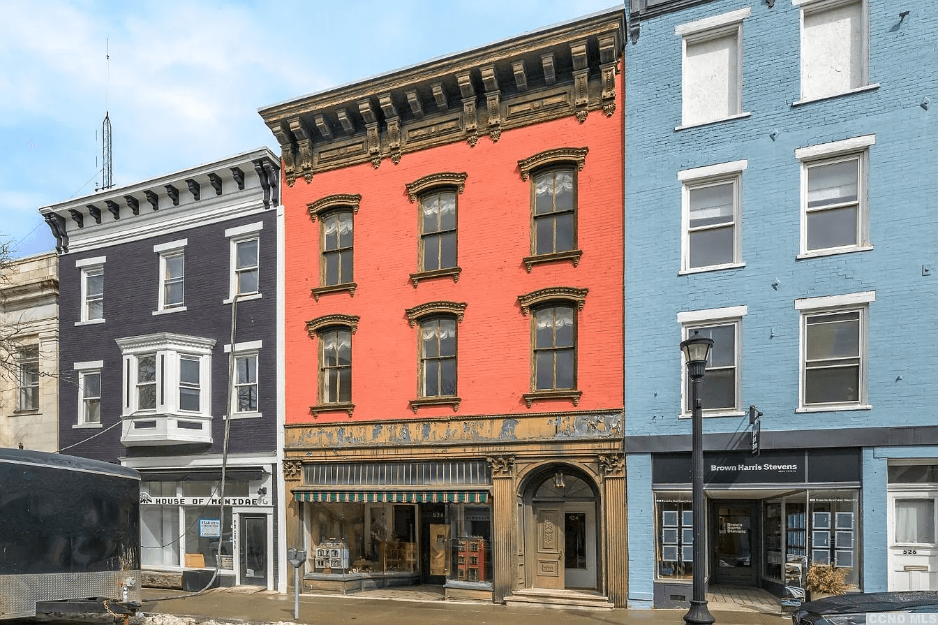 hudson ny - row of buildings on warren street