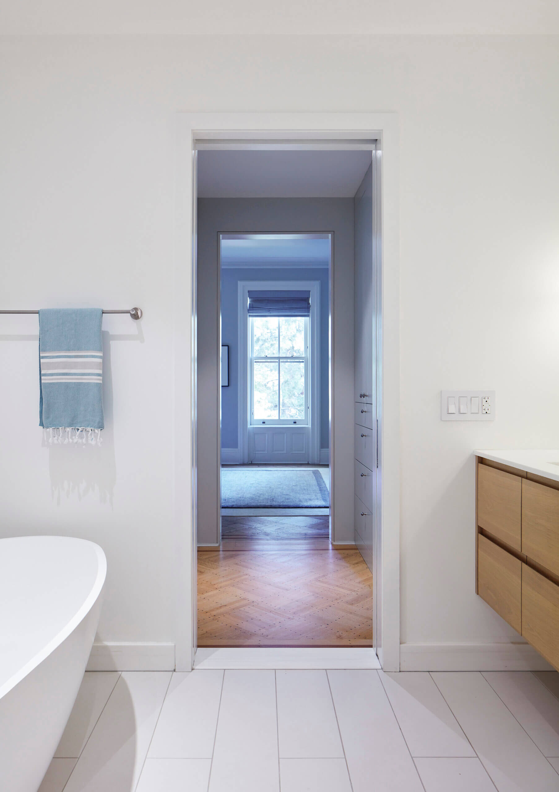 BATHROOM view of soaking tub and dressing area