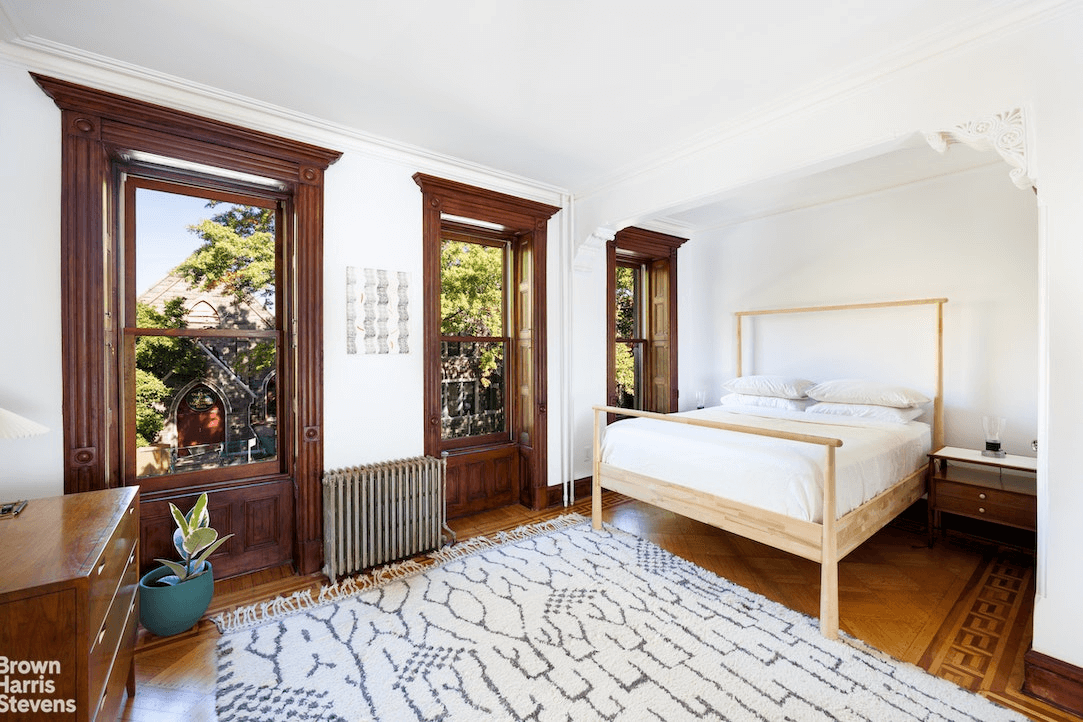 bedroom with bed niche and three windows