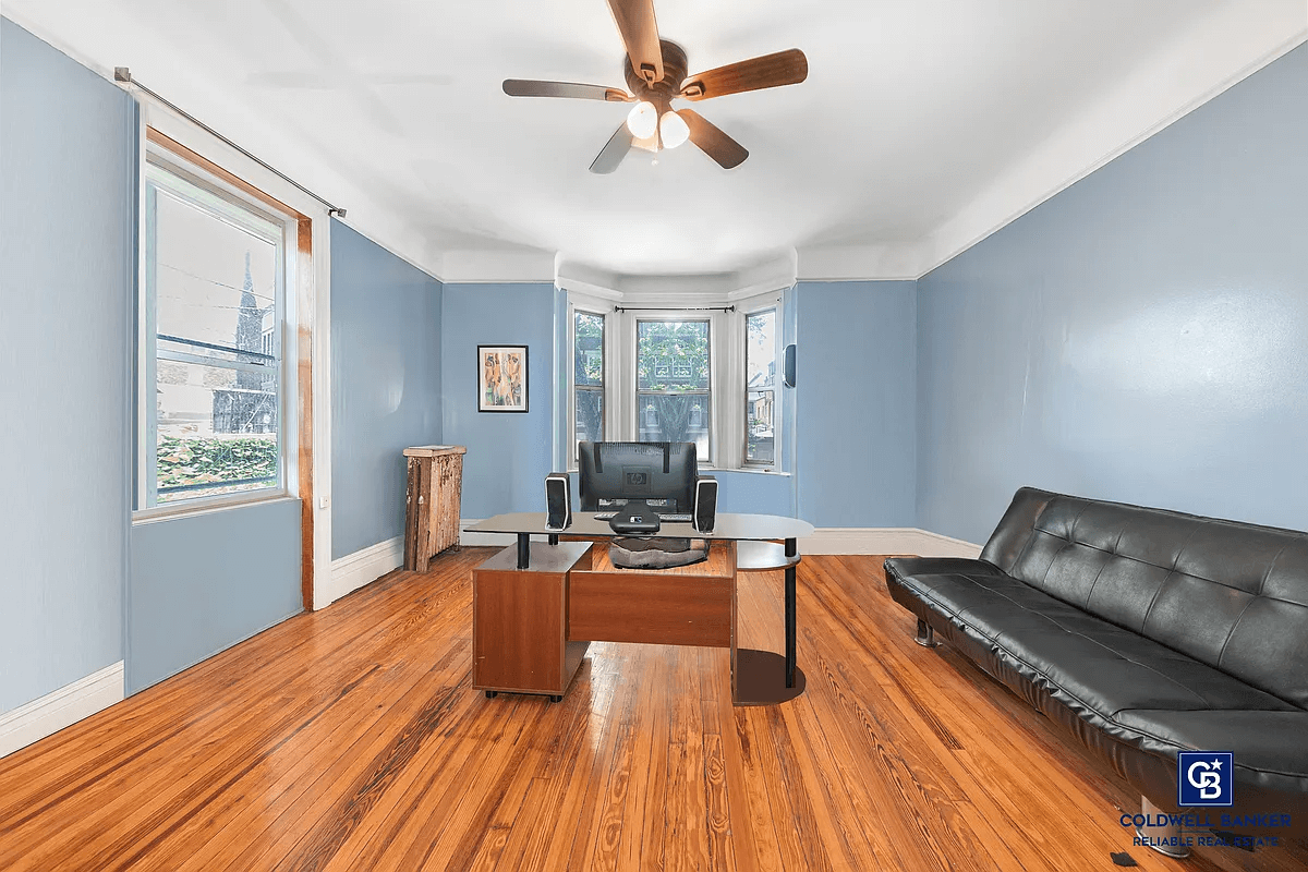 sitting room with wood floor and picture rail