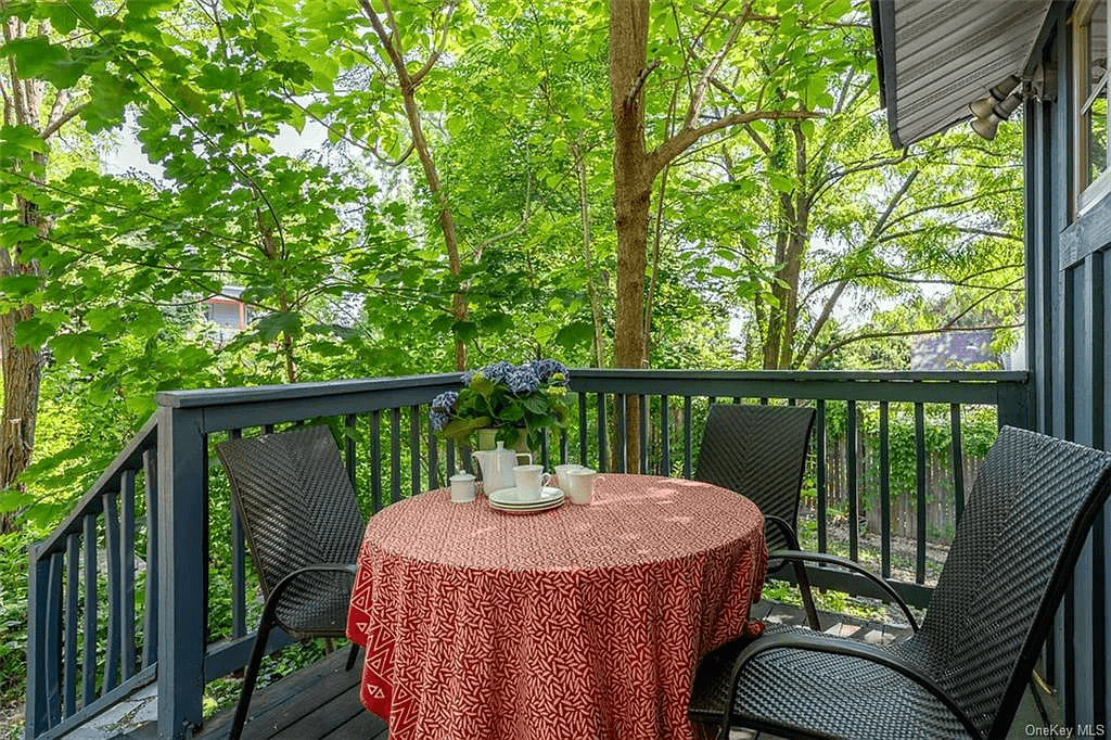 deck with room for dining